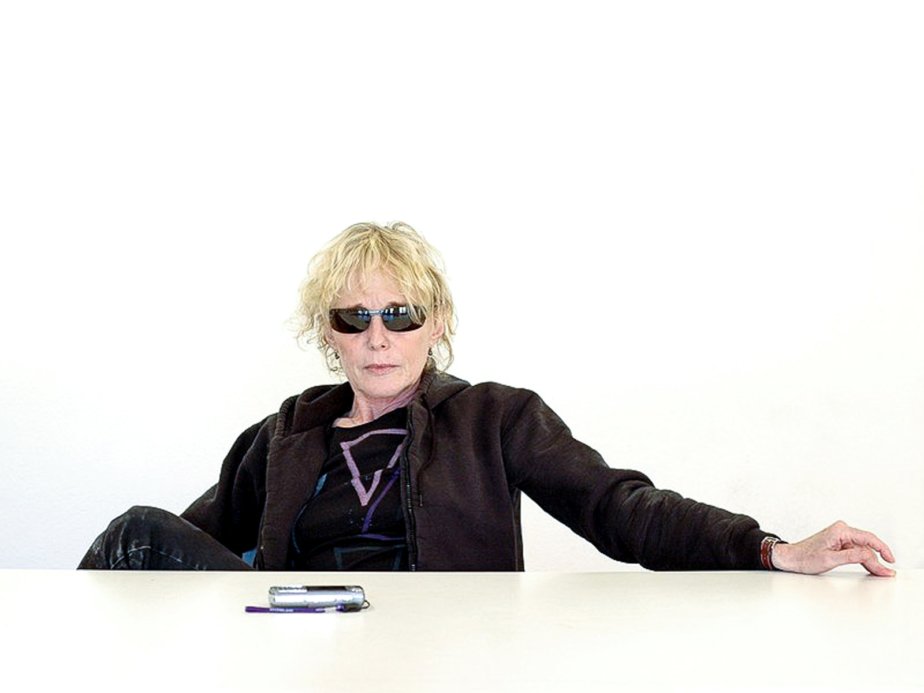 Claire Denis prépare «Des étoiles à midi» avec Margaret Qualley et Taron Egerton