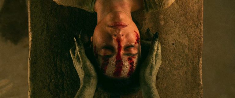 [VITE VUS 🔴] « No One Gets Out Alive » de Santiago Menghini & la série « Octobre » de Søren Sveistrup