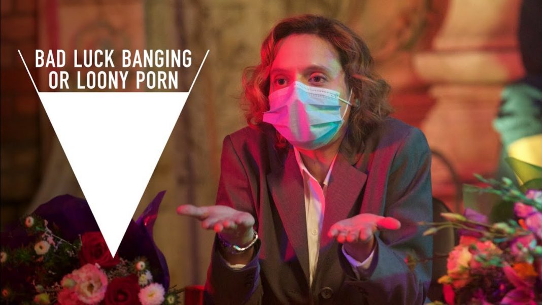 Sexe, masque et vidéo: Radu Jude fait sensation avec « Bad Luck Banging and Loony Porn », Ours d’Or à Berlin