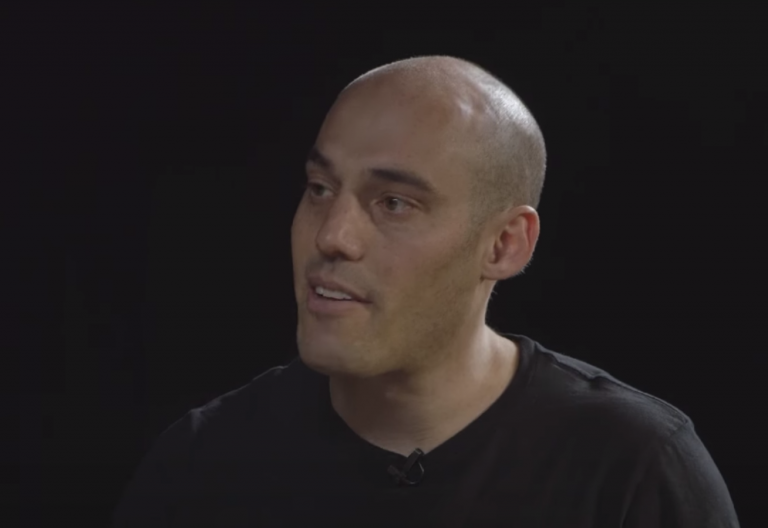 Joshua Oppenheimer prépare « The End », une comédie musicale sur la dernière famille humaine