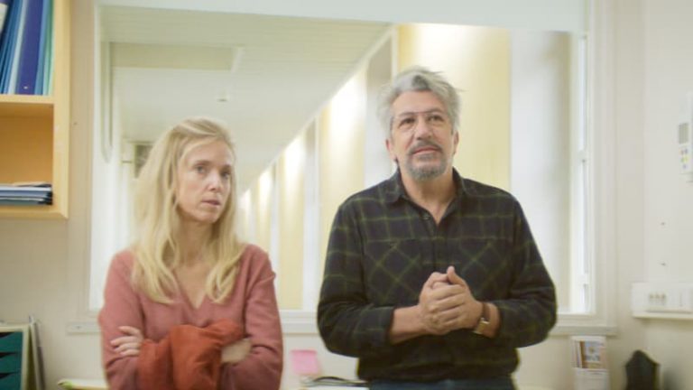 Alain Chabat et Léa Drucker entretiennent le mystère dans le teaser du Dupieux