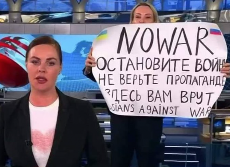 [L&rsquo;instant Chaos] Marina Ovsyannikova a interrompu le JT russe en plein direct en brandissant une pancarte anti-guerre