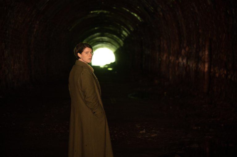Jessie Buckley voit Rory Kinnear partout dans « Men », le film d&rsquo;horreur d&rsquo;Alex Garland