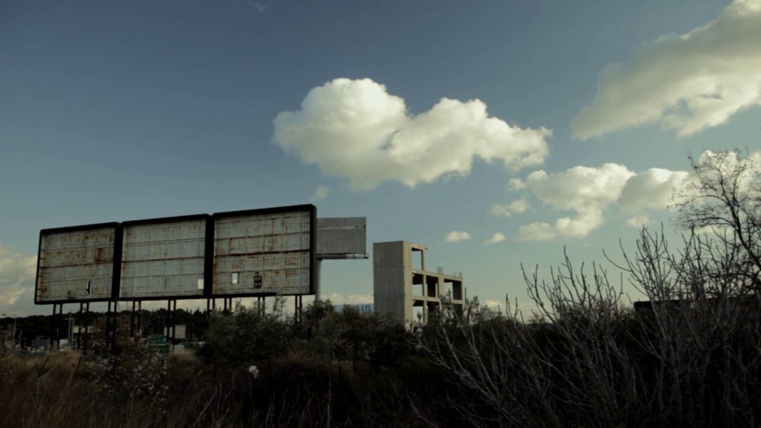 « Titloi telous » / « Out of Frame » / « Hors Cadre » (Yorgos Zois, 2012)