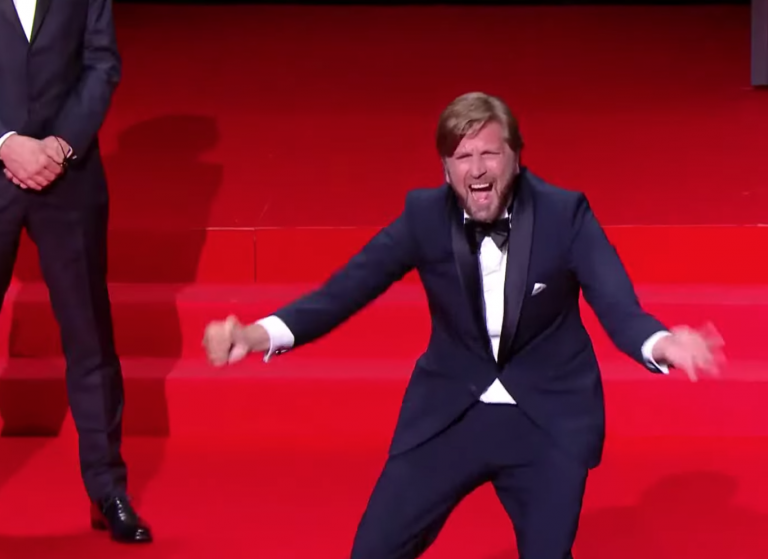 Après « Triangle of Sadness », Ruben Östlund réalisera « The Entertainment system is down » avec Woody Harrelson