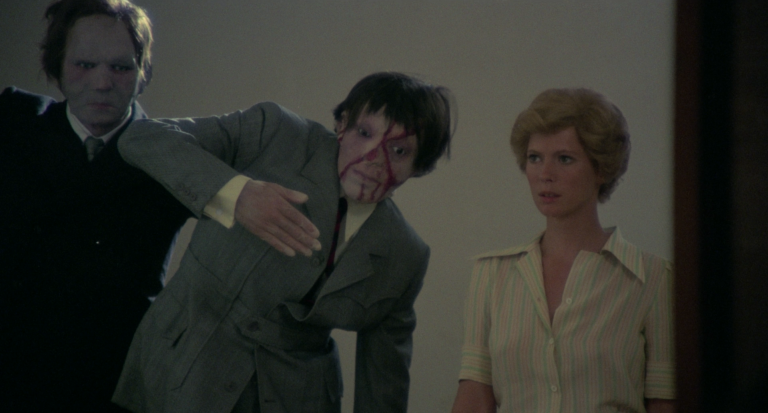 « Frissons d&rsquo;horreur » aka « Macchie Solari » de  Armando Crispino: un giallo bizarro resté trop longtemps sous le soleil