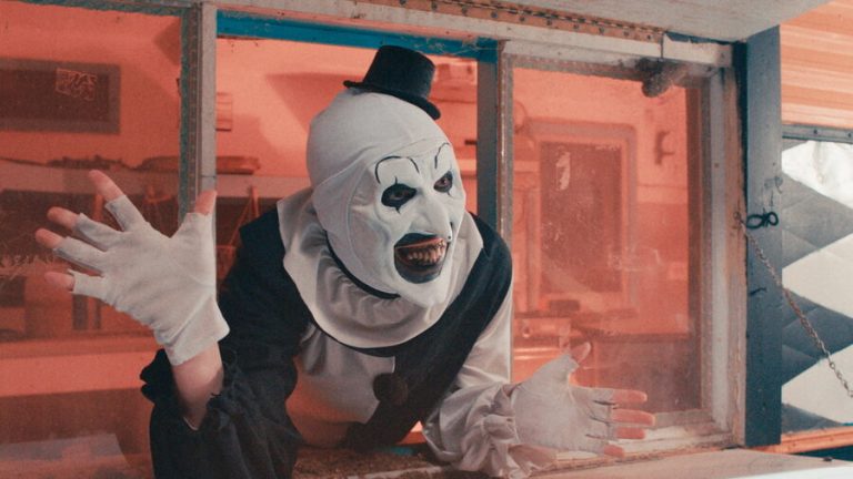 « Terrifier 2 » de Damien Leone: mais que vaut le film d&rsquo;horreur faisant vomir ses spectateurs dans les salles de cinéma?