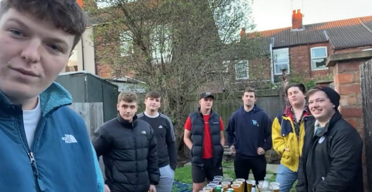 [L&rsquo;instant chaos] Oubliez « Triangle of Sadness », découvrez l&rsquo;équipe de cricket de l&rsquo;Université de Hull en plein défi pour Movember