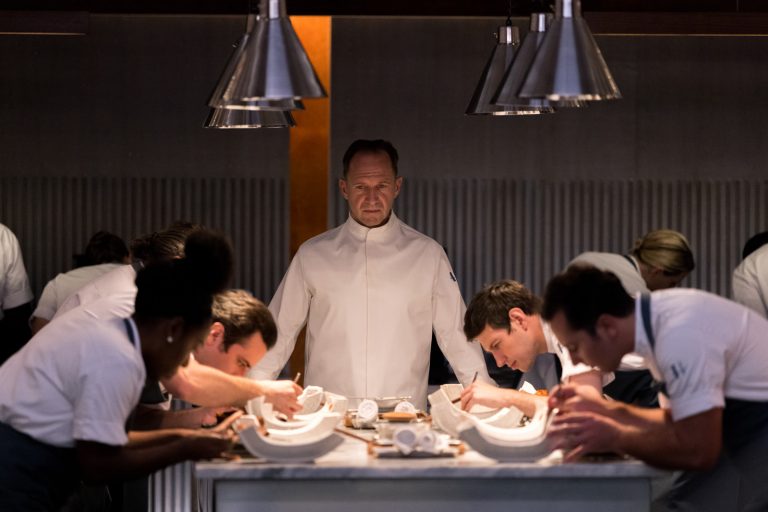 « Le menu » de Mark Mylod:  Ralph Fiennes et Anya Taylor-Joy dans un délire sous influence d&rsquo;Ari Aster