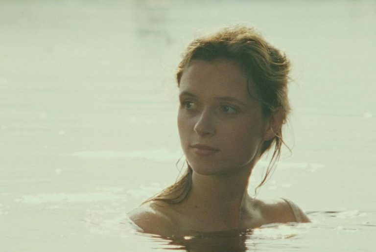 « L&rsquo;Envol » de Pietro Marcello: entre réalisme et merveilleux, une peinture d&rsquo;époque entre deux eaux