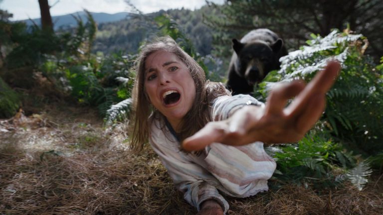 « Crazy Bear » de Elizabeth Banks: ni très bien écrit, ni très bien fait, dans la veine des films d’exploitation ploucs des années 70