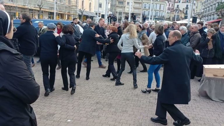 [L&rsquo;instant chaos] Les proches de l&rsquo;enseignante tuée à Saint-Jean-de-Luz qui dansent à ses obsèques