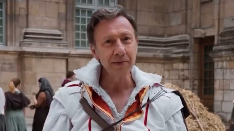 Stéphane Bern en pleine StephaneBernXploitation dans « Assassin&rsquo;s Creed » meets « Secrets d&rsquo;histoire »