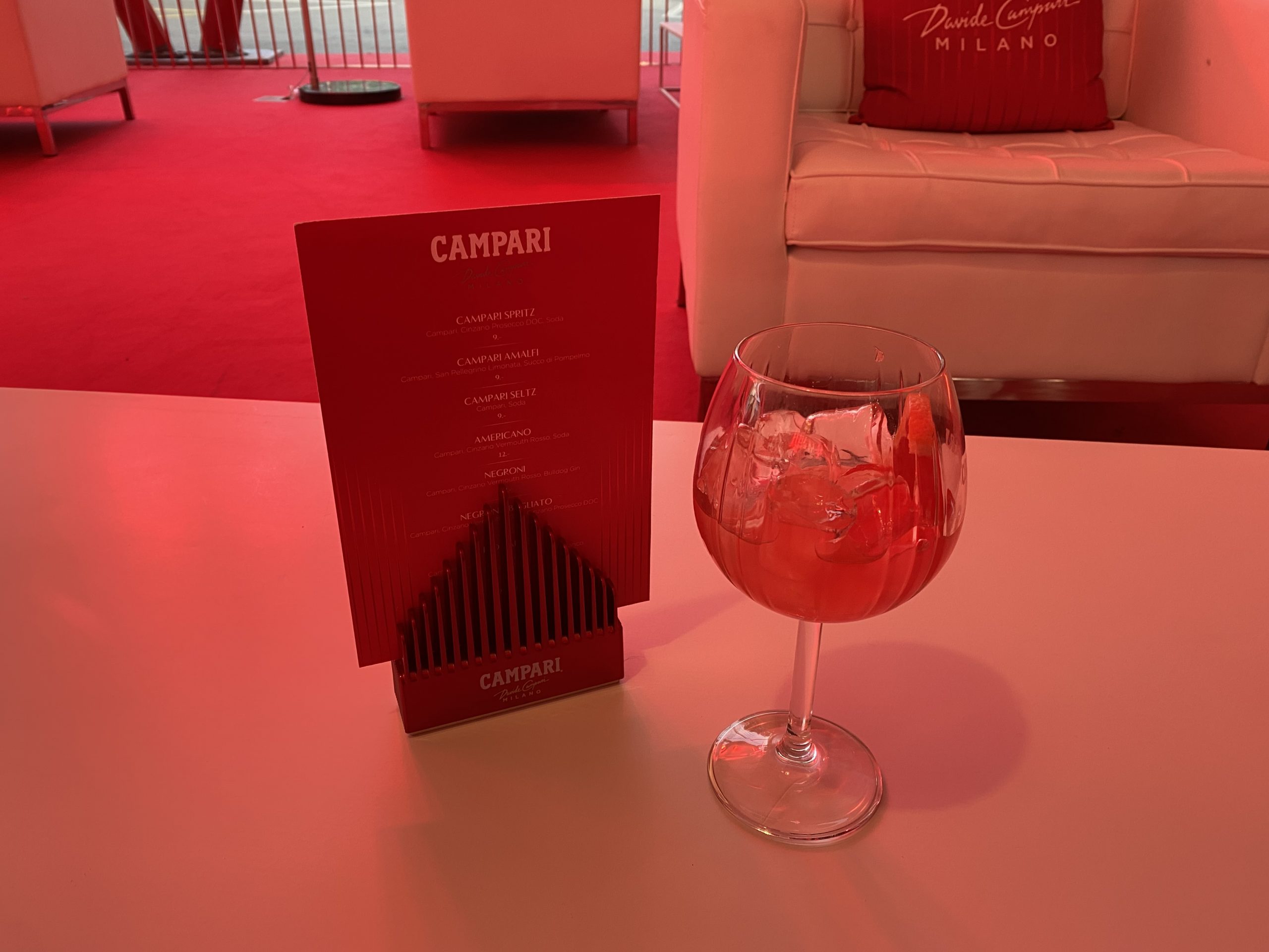 À la base de l'alimentation locarnaise, ni nourriture, ni bulles du champagne, mais du Campari, sésame qu'ils mettent absolument partout, notamment sur leurs tartines le matin (et c'est délicieux).