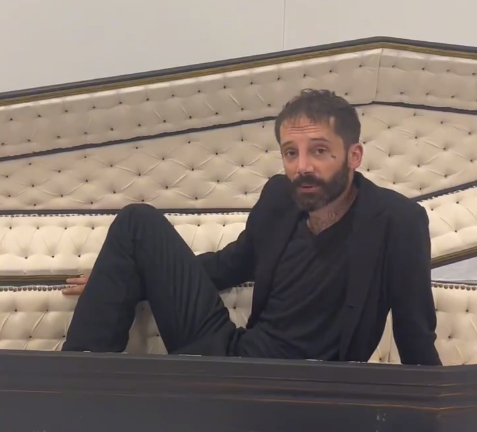 Le réalisateur Adrien Beau fait la promo de son film de vampires dans un cercueil