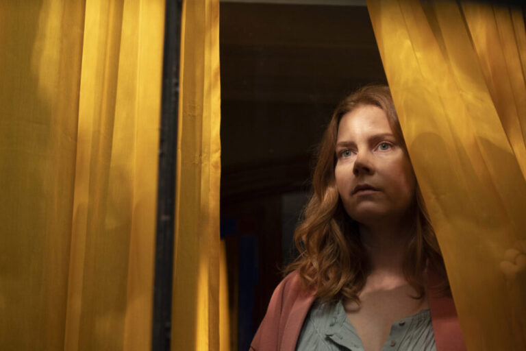 « Nightbitch »: Amy Adams joue une artiste convaincue qu’elle se transforme en chien