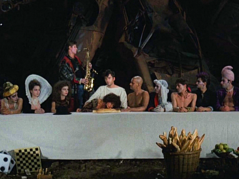 Après une adaptation ciné dans les années 80, « Le cimetière des voitures » de Fernando Arrabal revient au théâtre