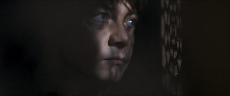 « Miséricorde » d&rsquo;Alain Guiraudie à Cannes 2024: entre « Le roi de l’évasion » et « L’inconnu du Lac », une réussite