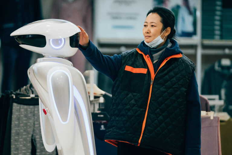 Festival de Cannes 2024: « Caught by the tides » de Jia Zhang-Ke, en compétition