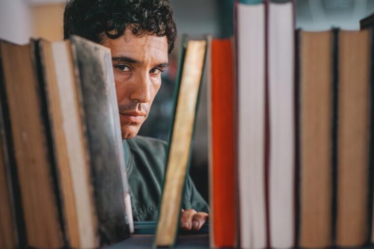 « Les fantômes » de Jonathan Millet: plongée parano à combustion lente