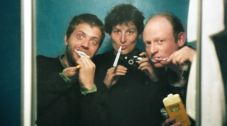 « Riverboom » de Claude Baechtold: un voyage jouissif direction l’an 2002, découverte chaos du mois au cinéma