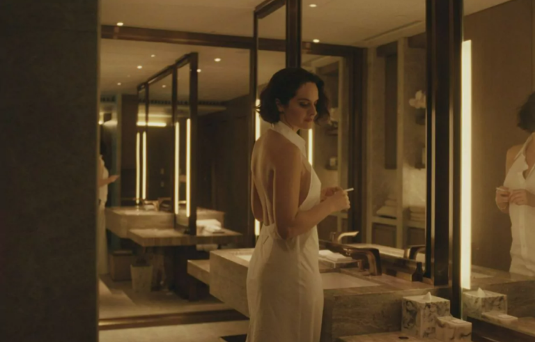 « Emmanuelle » de Audrey Diwan: ça a beau être un remake, c&rsquo;est toujours aussi ringard