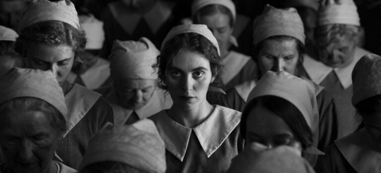 « La Jeune Femme à l&rsquo;Aiguille » de Magnus von Horn : pour ou contre ? On hésite (un peu)