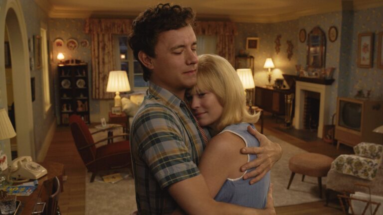 « Here – les plus belles années de notre vie » de Robert Zemeckis: quand un salon devient l’épicentre d’une fabuleuse odyssée temporelle