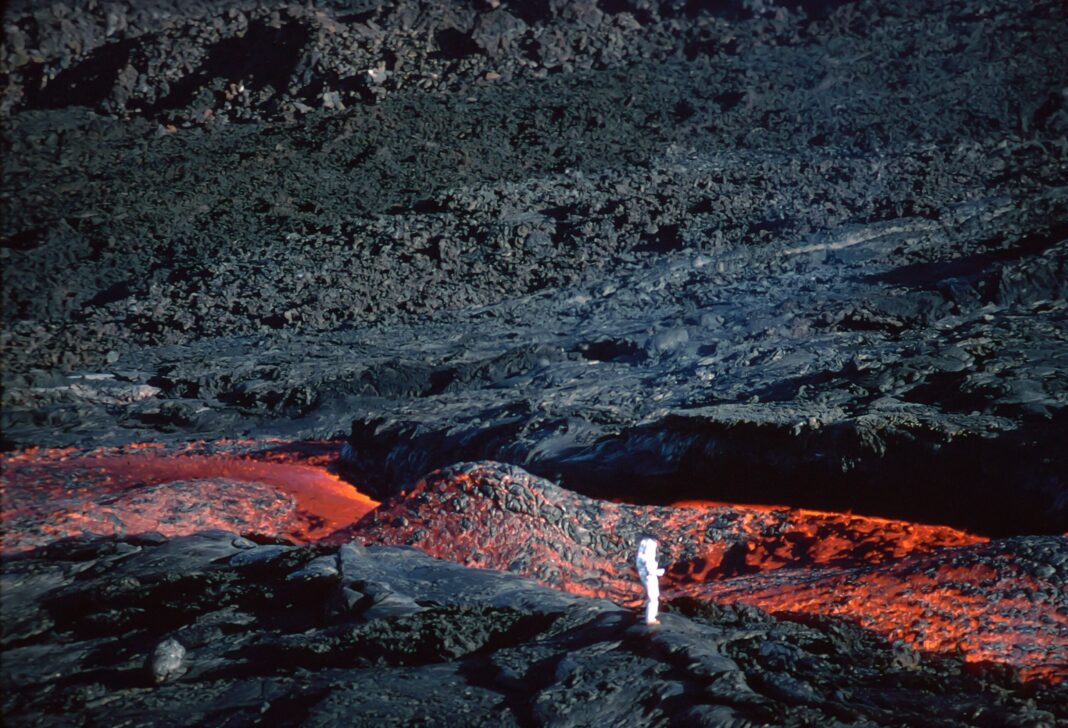« Au cœur des volcans : requiem pour Katia et Maurice Krafft » : doc-hommage sur le feu intérieur par l’inclassable Werner Herzog