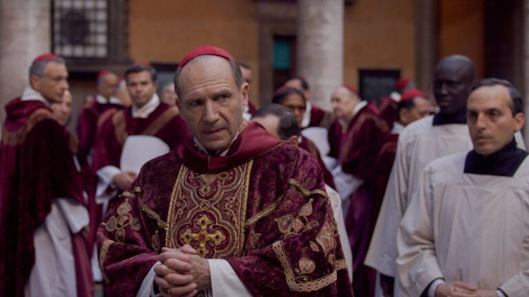 « Conclave » de Edward Berger: malgré l’austérité apparente, un thriller à suspens parfois drôle