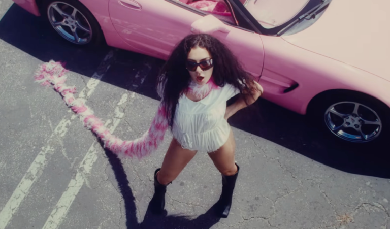 Charli XCX coproduit « The Moment », en collaboration avec A24