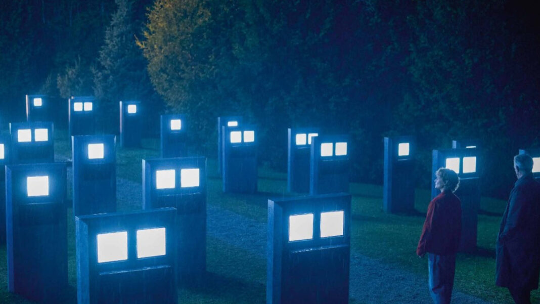 « Les linceuls » de David Cronenberg : un film sur le deuil moins émotionnel que parano