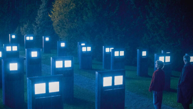 « Les linceuls » de David Cronenberg : un film sur le deuil moins émotionnel que parano