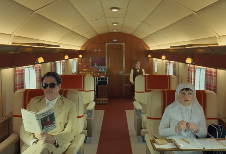 « The Phoenician Scheme » de Wes Anderson à Cannes 2025 : retour à la ligne claire