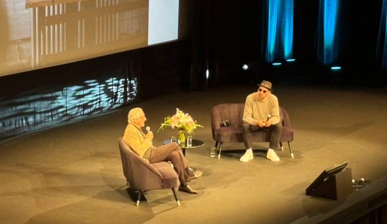 Cannes 2025 : la masterclass de Robert De Niro modérée (et kidnappée) par JR, l’homme au chapeau-gros-melon