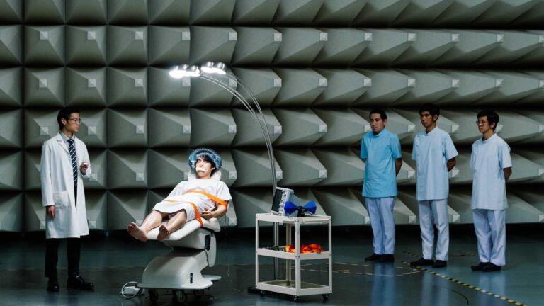 « Fantôme utile » de Ratchapoom Boonbunchachoke : l’aspirateur, le poltergeist et la mémoire collective