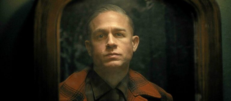 « Monstre : L&rsquo;Histoire d&rsquo;Ed Gein » : que vaut Charlie Hunnam en boucher chez Ryan Murphy ?