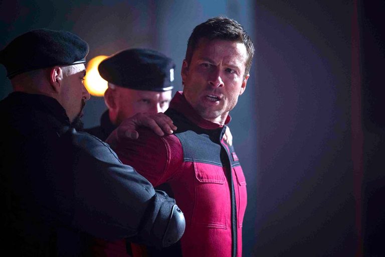 « Running Man » de Edgar Wright : derrière le divertissement, un film en colère, contre une époque et contre un système