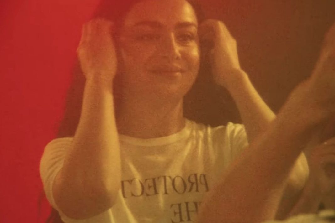 « The Moment » : on en sait (et on en voit) plus sur la tentative cinématographique de Charli XCX