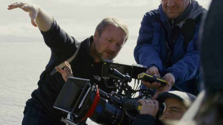 Après « Wake Up Dead Man : Une histoire à couteaux tirés », Rian Johnson prépare un « thriller paranoïaque des années 70 avec une touche de science-fiction »