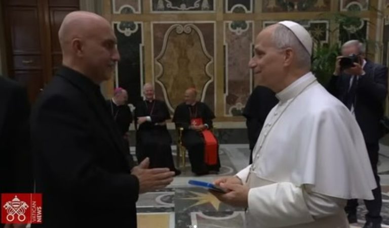 Gaspar Noe rencontre le pape Léon XIV (et lui donne un Blu-ray)