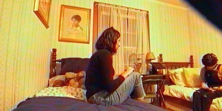 « Dooba Dooba » de Ehrland Hollingsworth : de l’artisanat bancal, du malaise brut, du cinéma fait avec peu mais pensé jusqu’au bout