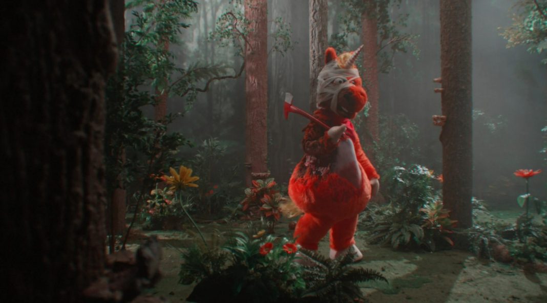 Sundance 2026 : Casper Kelly détourne les émissions pour enfants avec « Buddy »