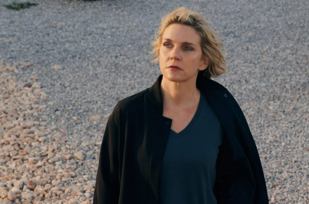 « Pluribus » de Vince Gilligan : une série à contre-courant de l’époque où le bonheur devient l’ennemi