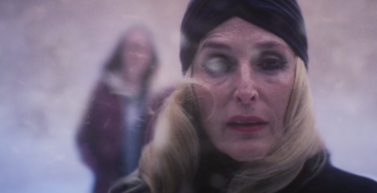 « Teenage Sex and Death at Camp Miasma » de Jane Schoenbrun : Gillian Anderson et Hannah Einbinder chez la réal de « I Saw the TV Glow »