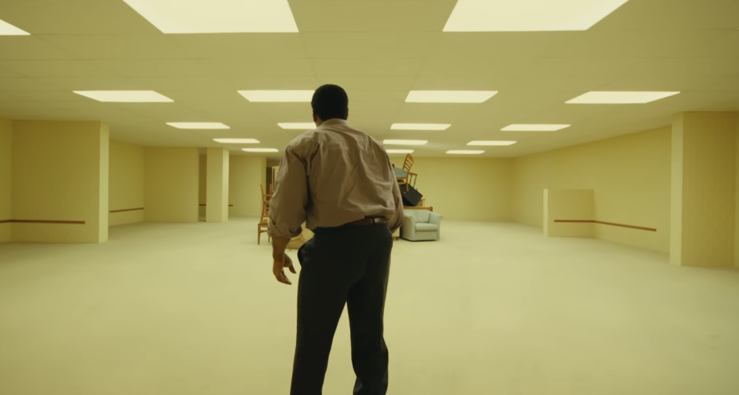 « Backrooms » de Kane Parsons : Chiwetel Ejiofor et Renate Reinsve en enfer, enfin une bande-annonce