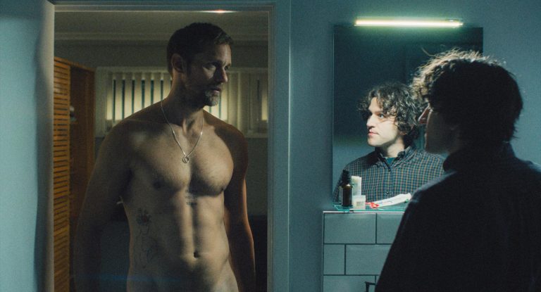 « Pillion » : entre « Muriel » et « La secrétaire », un équilibre so british où tristesse, érotisme et tendresse ne se marchent jamais l’un sur l’autre