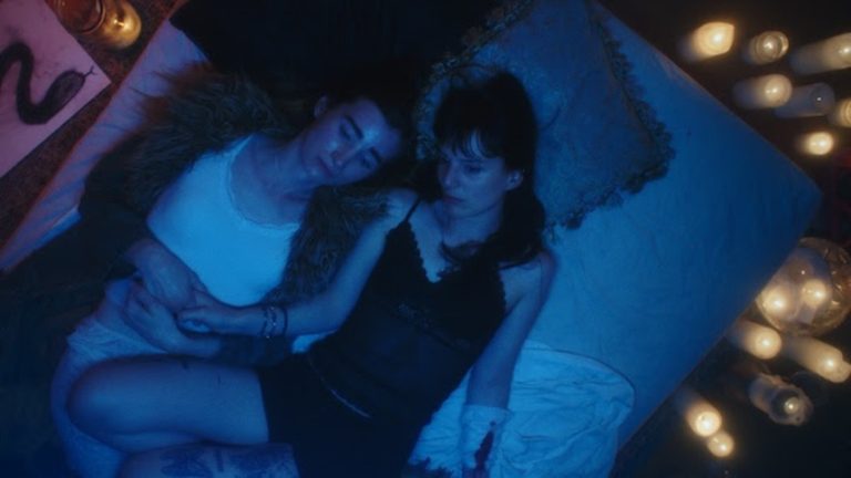 Le thriller romantique queer « The Serpent’s Skin » de Maio Mackay dévoilé dans une bande-annonce prometteuse