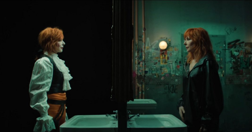 « C’est à qui le tour » : quand Julia Ducournau, Palme d’or pour « Titane », réalise le nouveau clip de Mylène Farmer