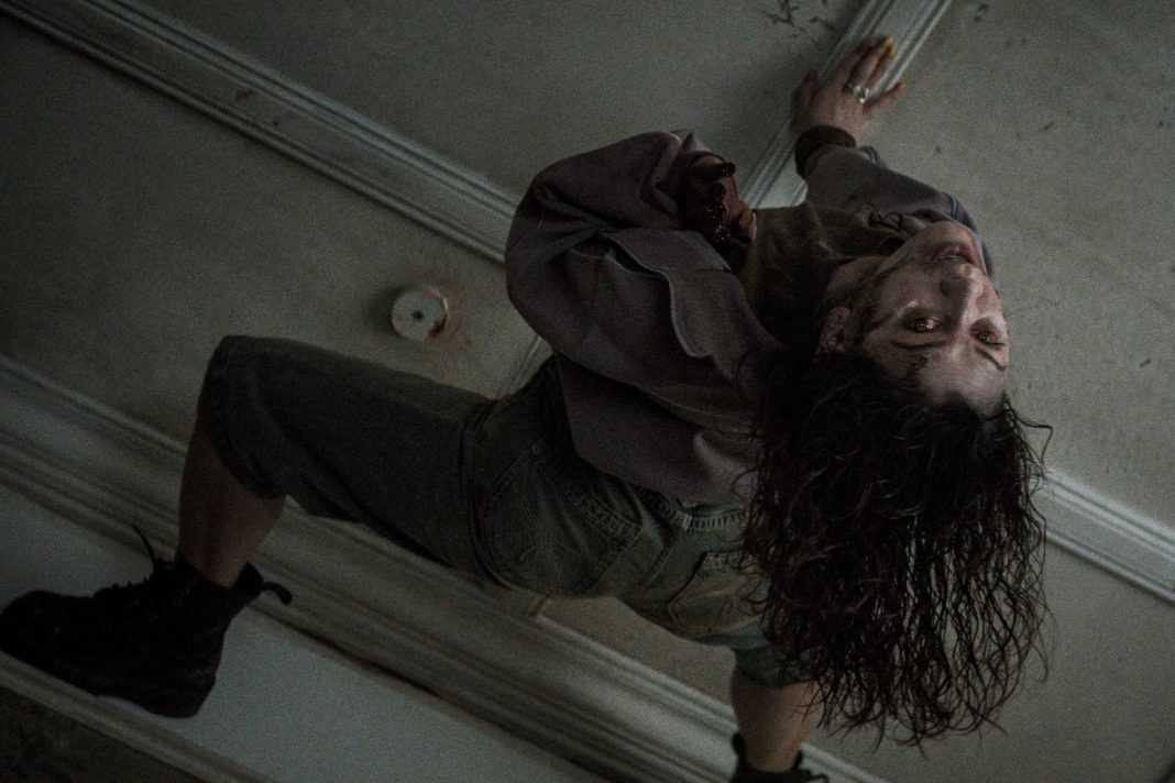 « Evil Dead Burn » de Sébastien Vaniček : une démonstration de force pénible doublée d’une perspective étriquée sur le genre